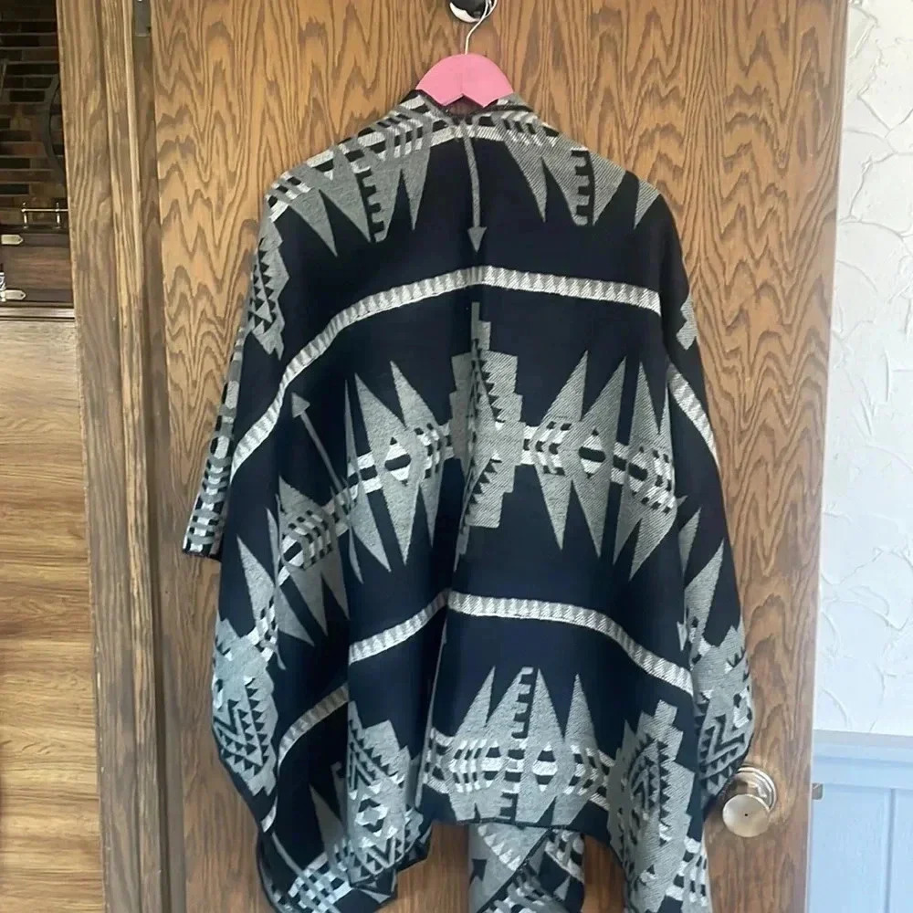 Black & Gray Aztec Wrap - Picture 5 of 5